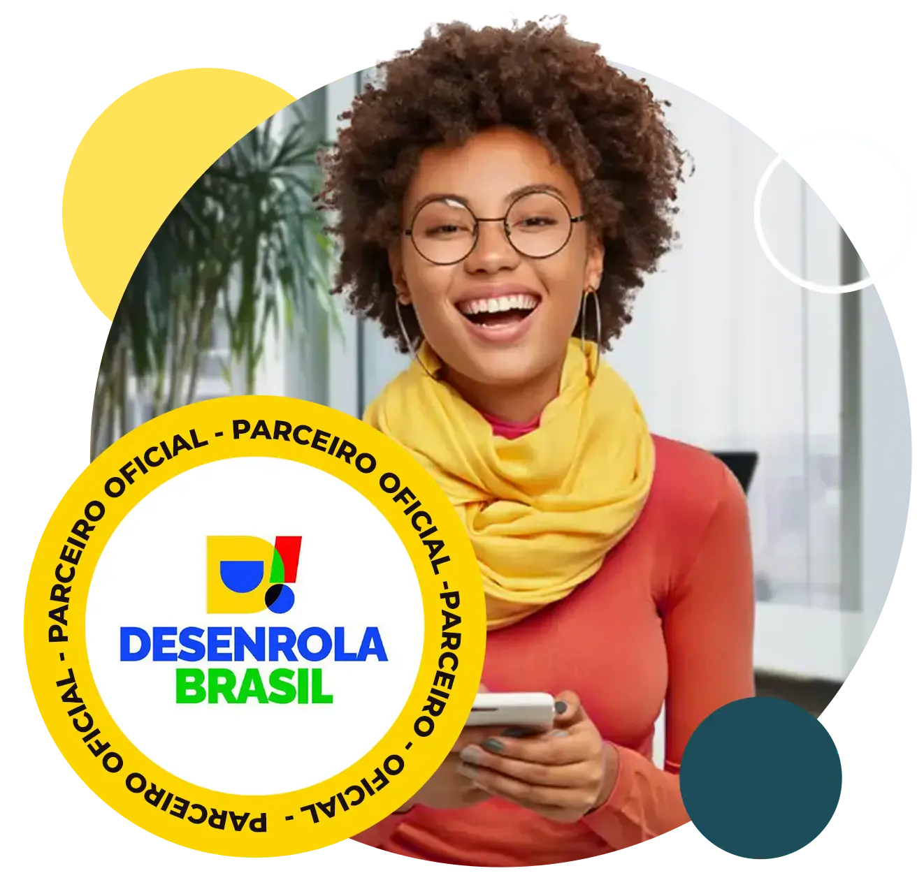 mulher feliz sorrindo com um celular na mão